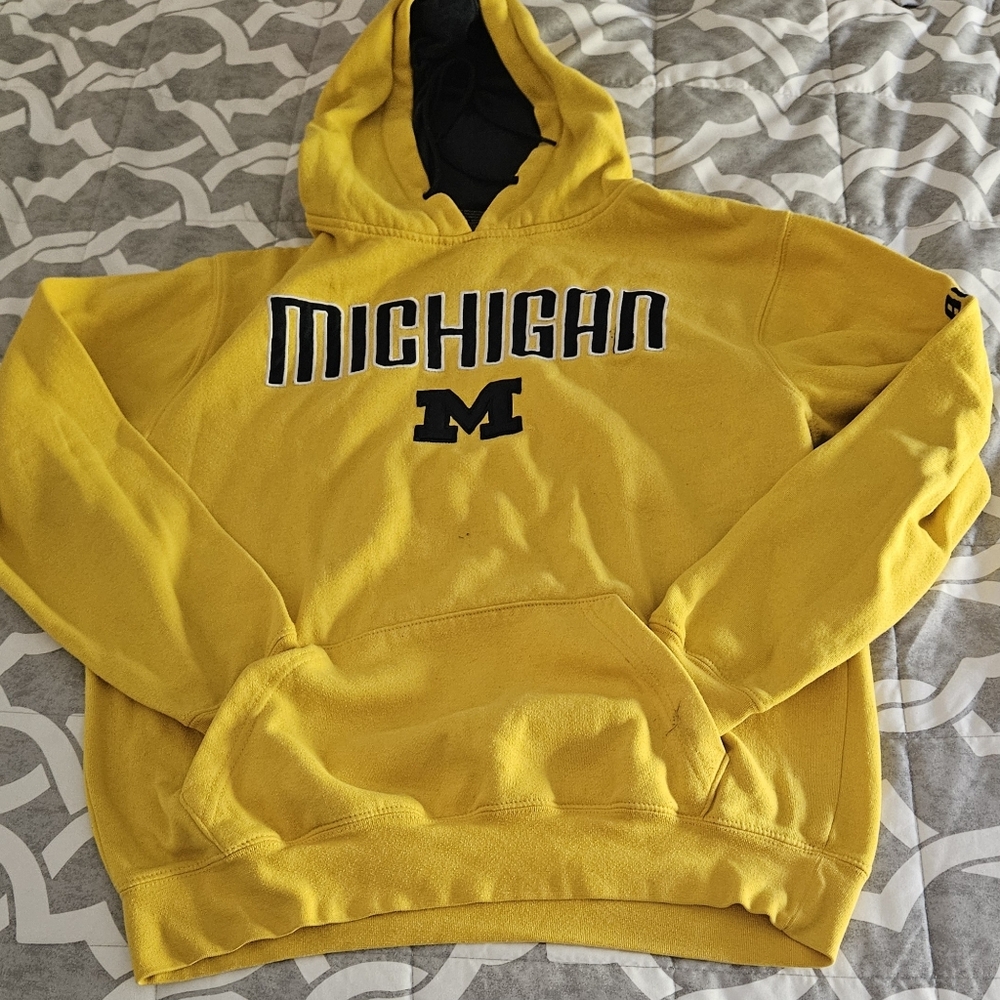 Mens Long Sleeve U of M/Wolverines  Pullover.  Maize and Blue. Size Medium.